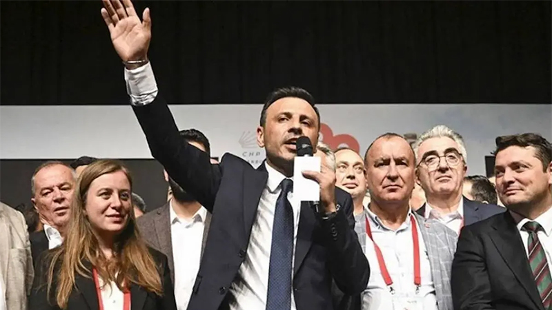 CHP İstanbul İl Kongresi mahkemenin durdurma talebine karşın yapılıyor; Özgür Çelik kürsüde: Bir tarafta kayyımlar var, bir tarafta delegelerin iradesiyle seçilmişler var! chp istanbul il kongresi mahkemenin durdurma talebine karsin yapiliyor ozgur celik kursude bir tarafta kayyimlar var bir tarafta delegelerin iradesiyle secilmisler var NbWLO1uf