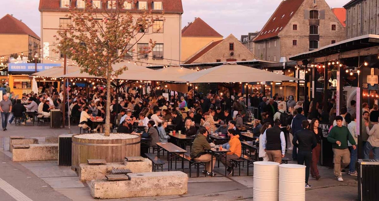 dunyanin en mutlu sehri aciklandi 2024 yilinin birincisi de ayni ulkeden cikmisti ulkenin sehirleri resmen mutlulukta yarisiyor UKNP1p4n