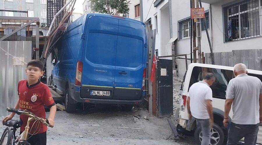 kagithanede kargo araci kontrolden cikti insaat alanina girdi gjJJKzpc