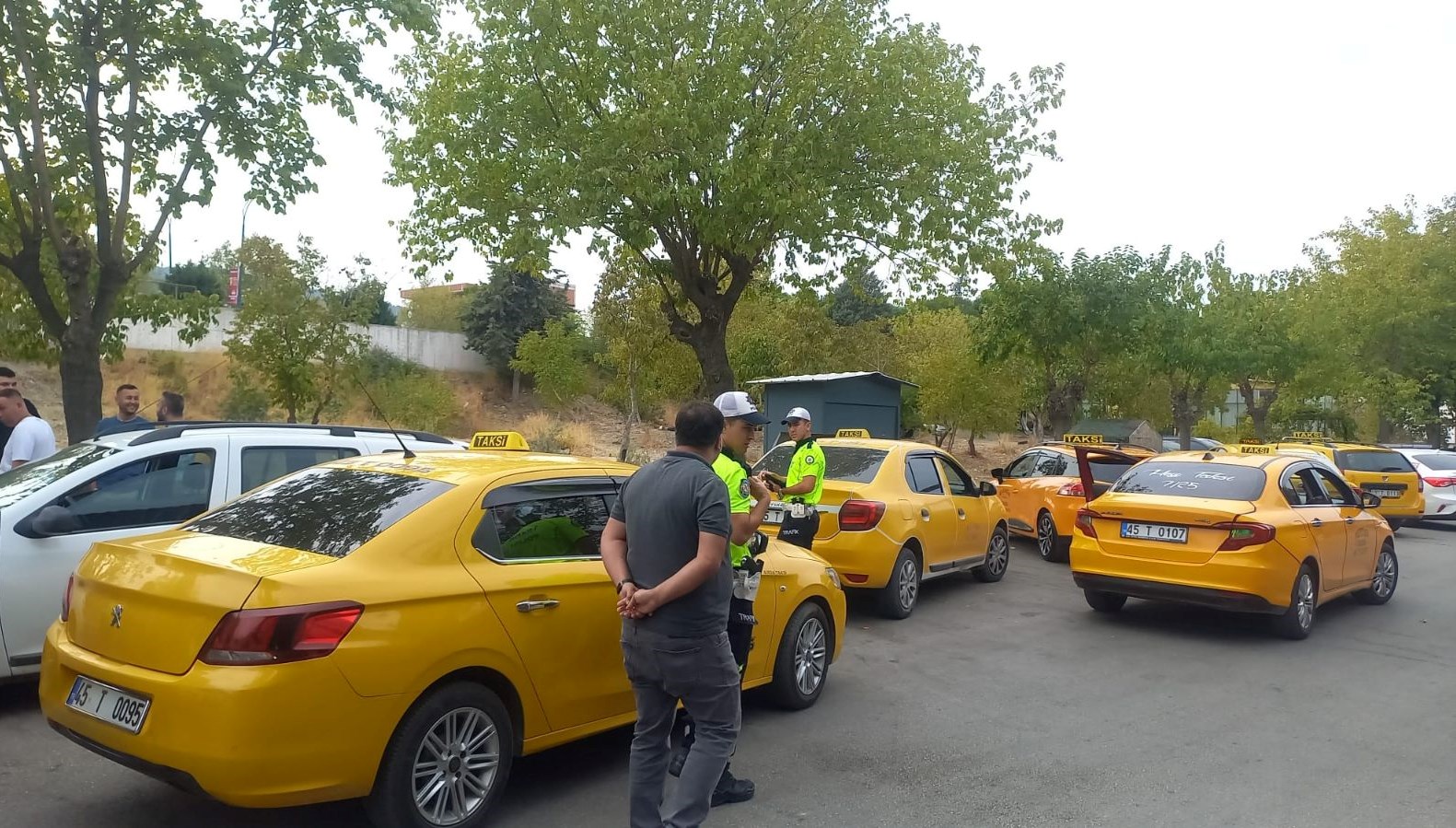 korsan taksiciyi gercek taksiciler yakalatti PYMH5xgz