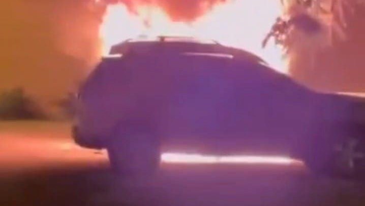 Park halindeki araç alev alev yandı park halindeki arac alev alev yandi cr1n5GTD