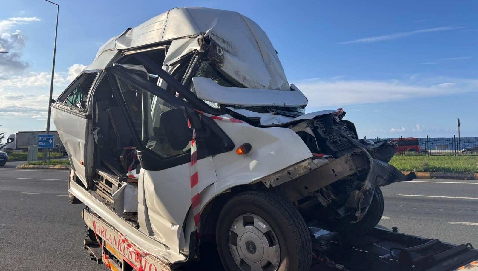 trafik isiklarinda bekleyen minibuse tir carpti 15 yarali Hmh6UmQL