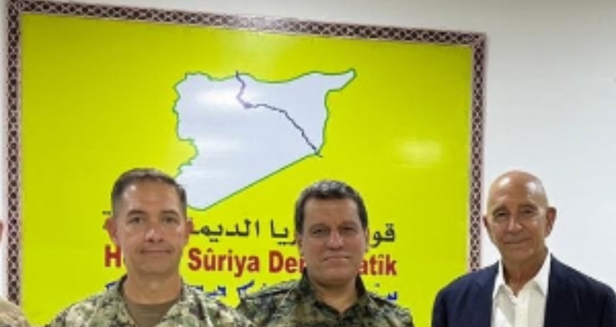 abdnin turkiye elcisi hatayi suriye topragi olarak gosteren bayrak onunde poz verdi sIK4lsQF