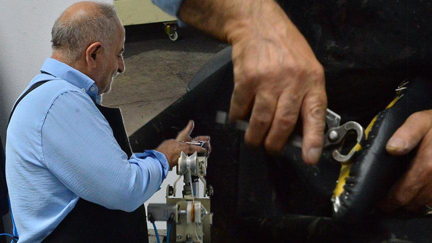 Babası, Kore Savaşı’nda askerlerden öğrendi! Kamyon lastiğini soyup işledi: Bu işi Türkiye’de ilk başlatan benim babasi kore savasinda askerlerden ogrendi kamyon lastigini soyup isledi bu isi turkiyede ilk baslatan benim vvQaaIRb