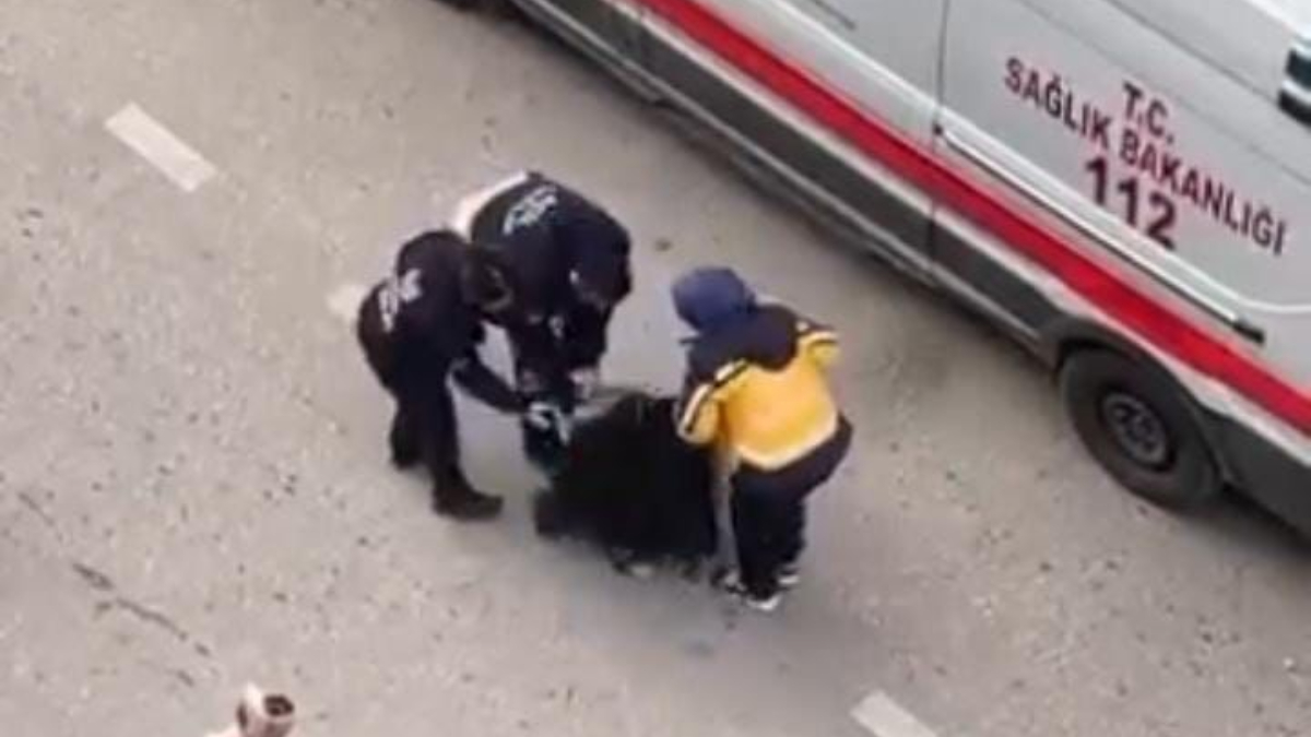 Bursa’da bir kadın yolun ortasına yatıp sinir krizi geçirdi bursada bir kadin yolun ortasina yatip sinir krizi gecirdi 4bK4m66Q.jpg