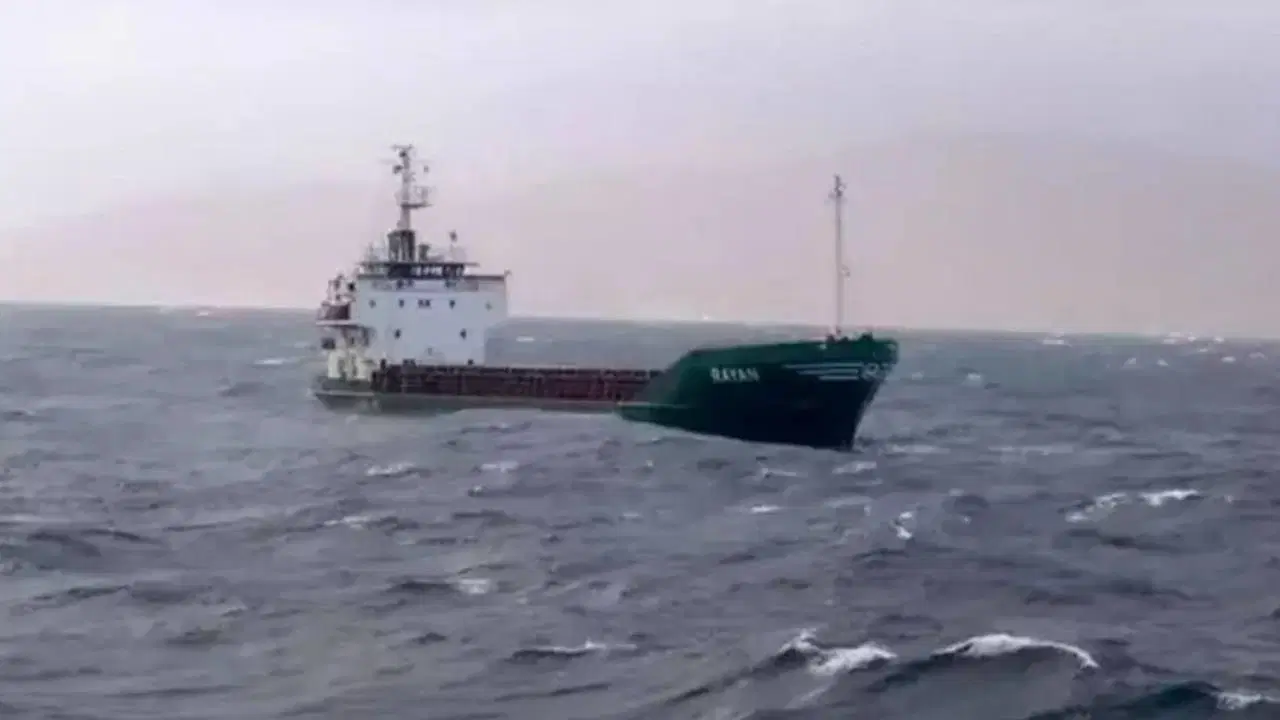 canakkale bogazindan gecen kuru yuk gemisi ariza yapti dNQjnFfu.jpg