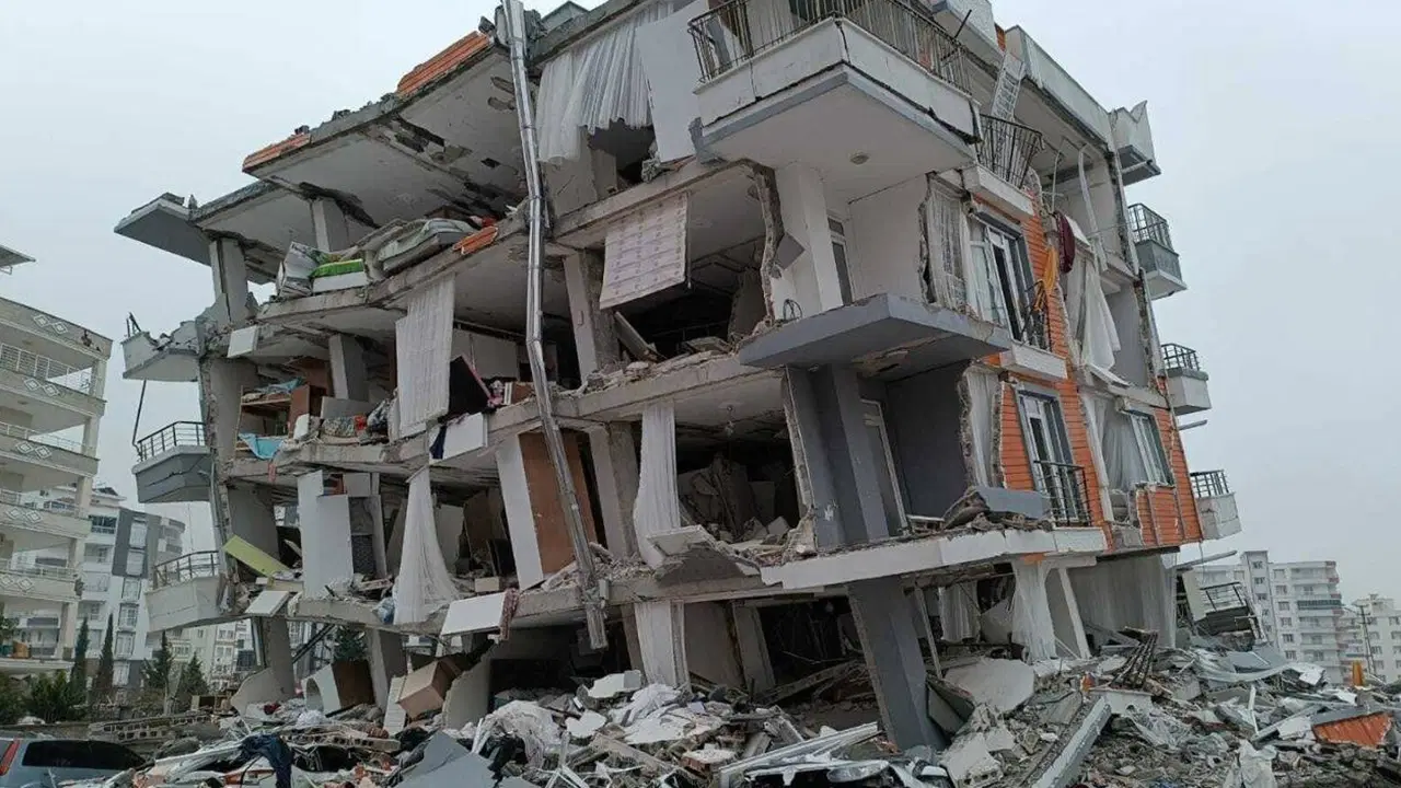 Depremde yıkılan Burak Yapı Sitesi davasında kamu görevlileri ilk kez hakim karşısına çıktı: Savunmaları ‘pes’ dedirtti! depremde yikilan burak yapi sitesi davasinda kamu gorevlileri ilk kez hakim karsisina cikti savunmalari pes dedirtti xMB7CWYM