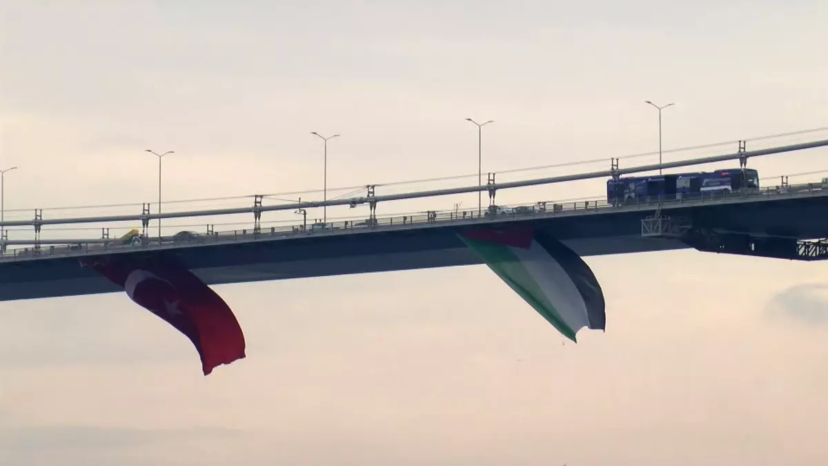 İstanbul Boğazı’ndaki köprülere Filistin’e destek için bayrak asıldı istanbul bogazindaki koprulere filistine destek icin bayrak asildi iXHs1VNN