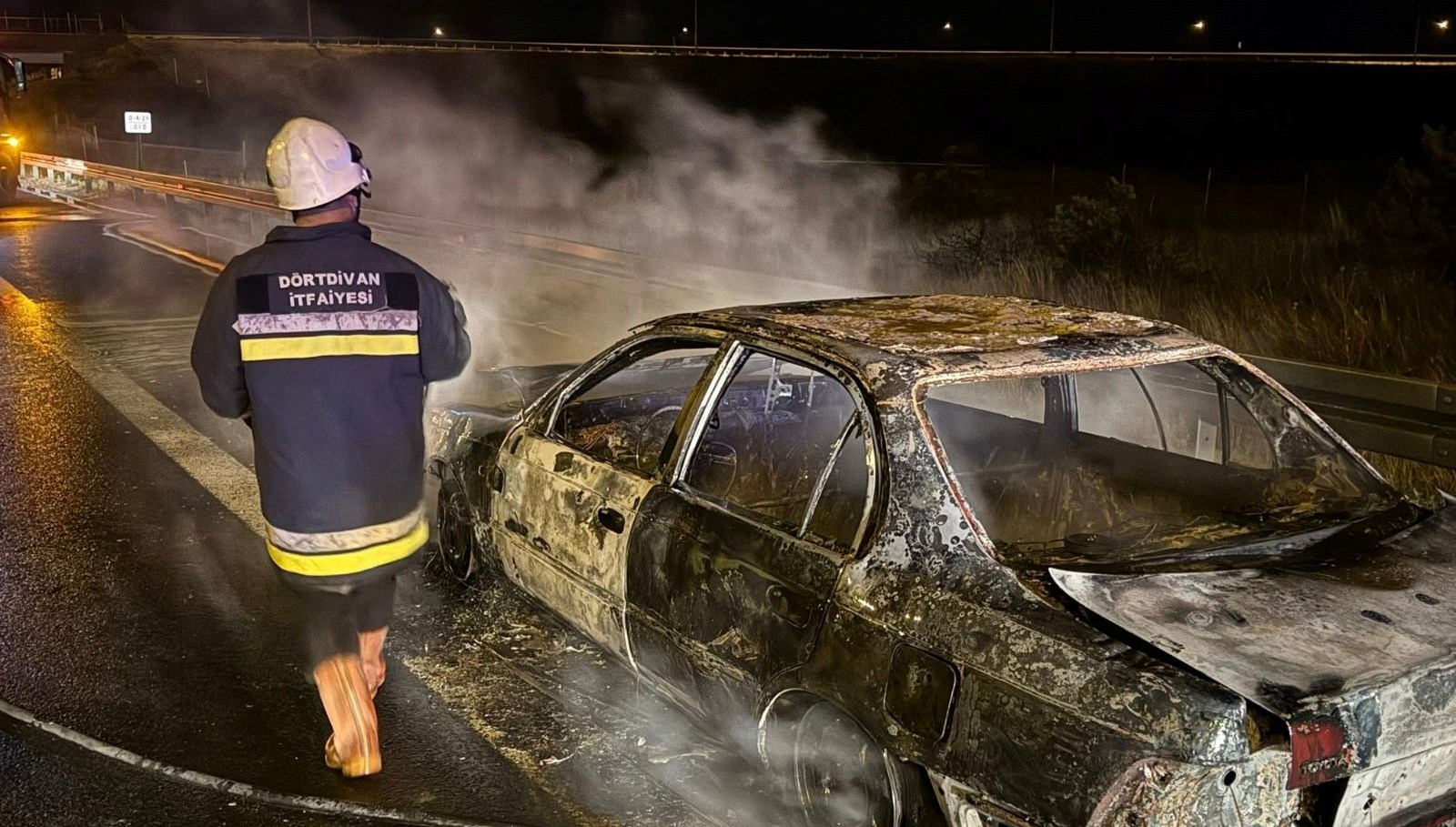 Otoyolda yangın paniği: Gişelerde yanmaya başladı otoyolda yangin panigi giselerde yanmaya basladi PSkHTK6P.jpg