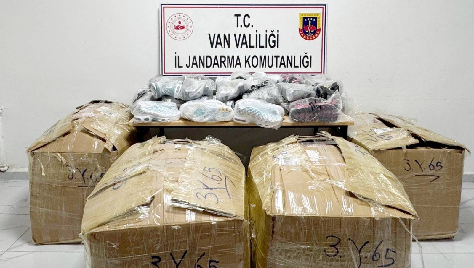 Piyasa değeri 1 milyon 235 bin lira: Van’da gümrük kaçağı operasyonu piyasa degeri 1 milyon 235 bin liravanda gumruk kacagi operasyonu CUnyKmGi.jpg