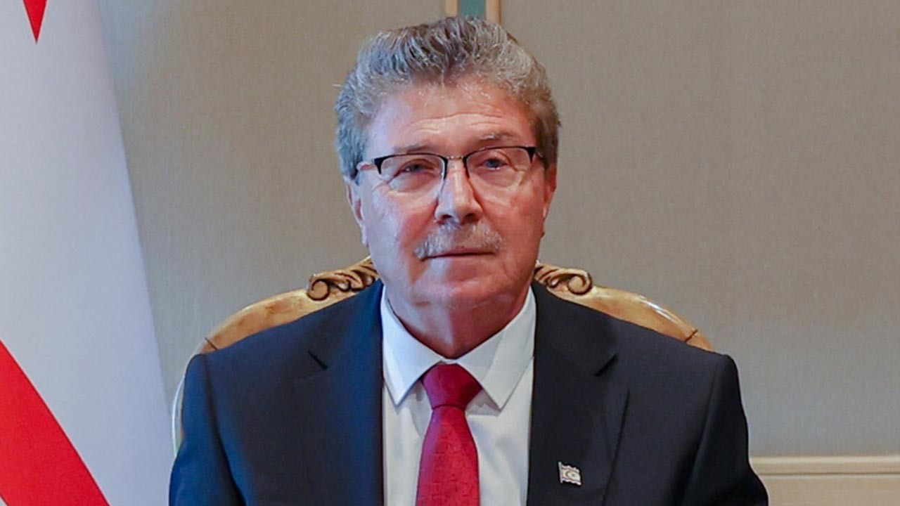 KKTC Başbakanı Üstel’den Rumların sınırda bayrak yakma eylemine tepki
