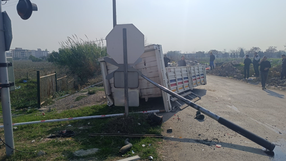 Manisa’da tren, hemzemin geçitte kamyonete çarptı