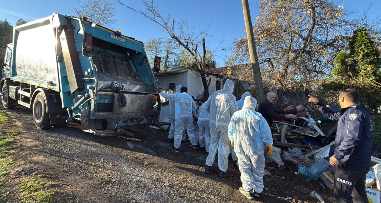 Belediye ekipleri maskeyle zor temizledi, 3 evden tonlarca çıktı!