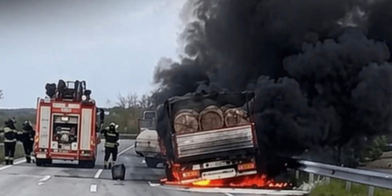 Tomruk Yüklü Kamyonun Lastiği Alev Alev Yandı: Kaza ve Yangın Anları