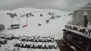 uludagda-nisan-ayinda-kar-yagisi-kar-kalinligi-1-metre-XVMyjpQG