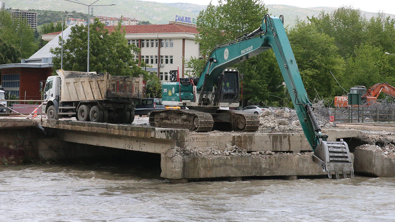 Yeşilırmak Üzerindeki ÇEDAŞ Köprüsü Taşkın Riski Nedeniyle Yıkılıyor